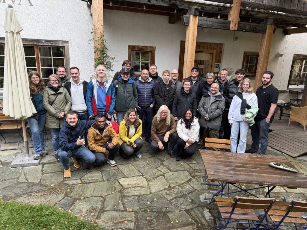 Das gesamte 08EINS Team auf einem Bild am Jubiläumsevent